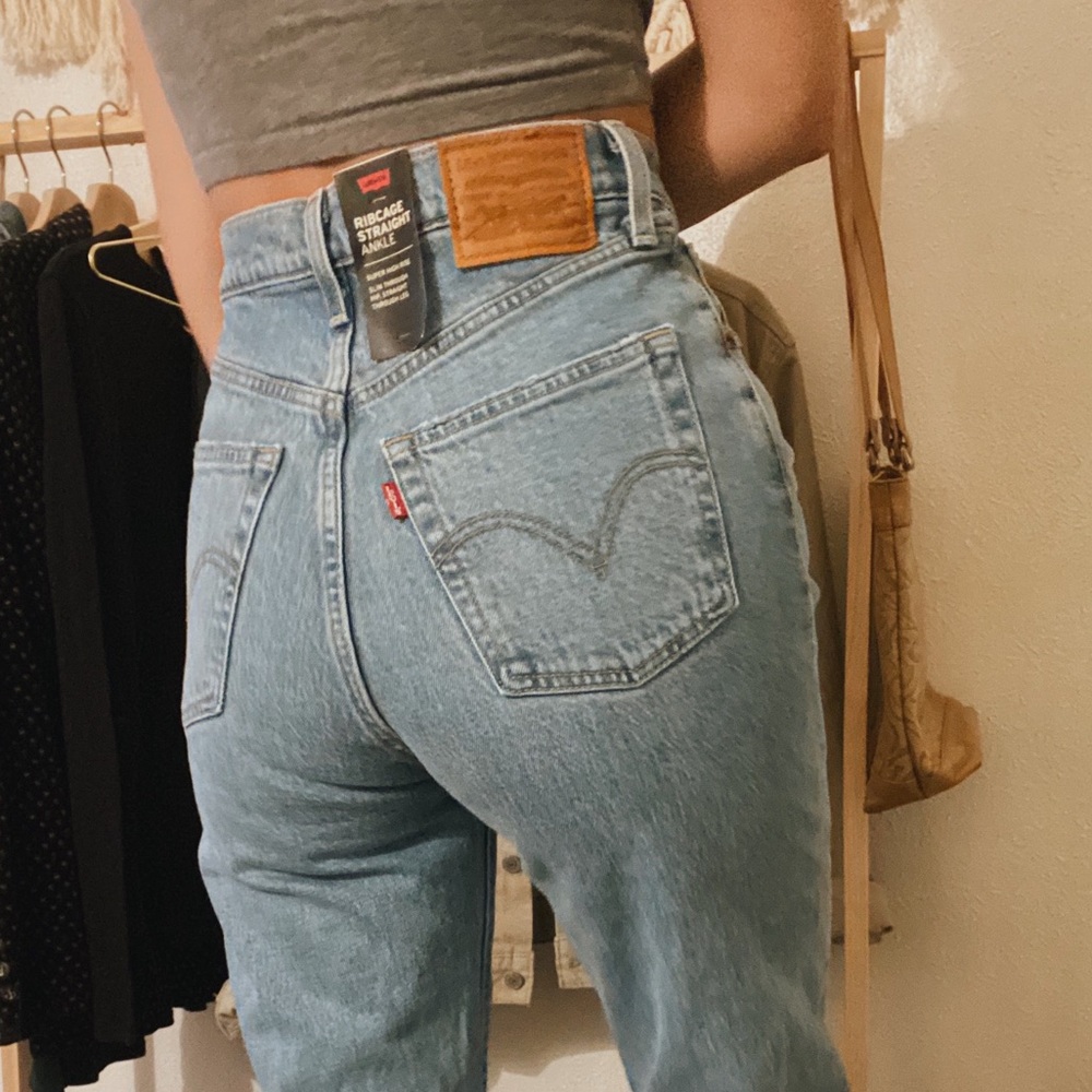 SOLD Levi’s Ribcage Straight Ankle Jeans - Picture 1 of 7